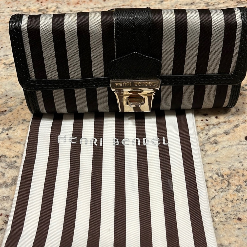 Henri Bendel, iconic colors Brown& White